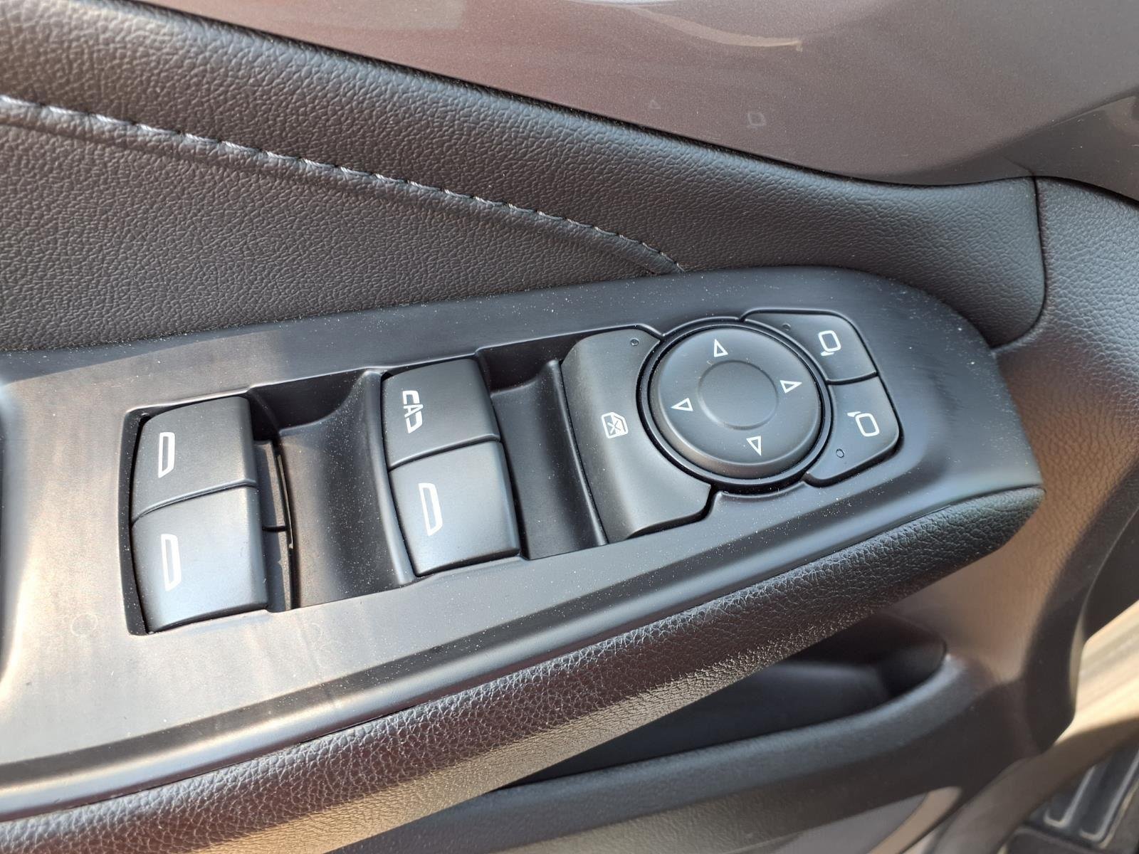 Used 2022 Silver Ice Metallic Chevrolet LT Cloth image 8
