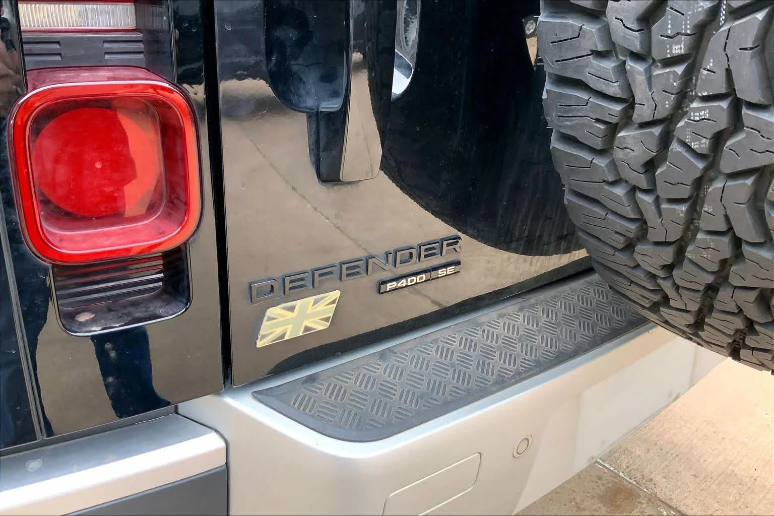 Used 2020 Santorini Black Metallic Land Rover SE image 9