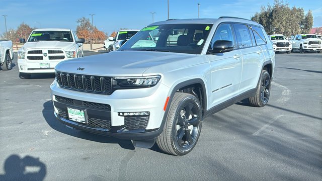 New 2025 Silver Zynith Exterior Paint Jeep Limited image 7