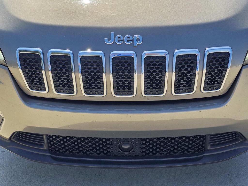 Used 2021 Beige Jeep Latitude Plus image 3