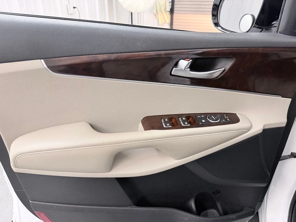 Used 2017 Snow White Pearl Kia EX image 12