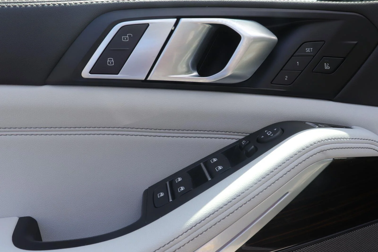 Used 2024 Alpine White BMW xDrive50e image 29