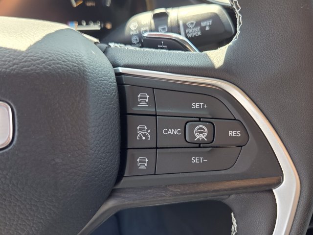 New 2026 Silver Zynith Exterior Paint Jeep Laredo Altitude image 20