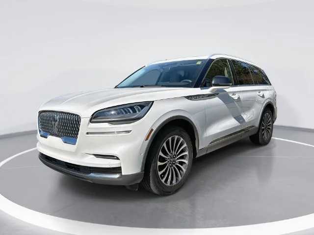 Used 2022 White Lincoln Reserve image 1