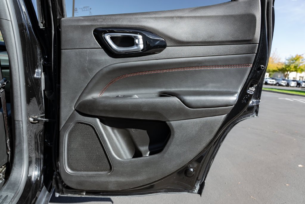 Used 2025 Diamond Black Crystal Pearlcoat Jeep Trailhawk image 26