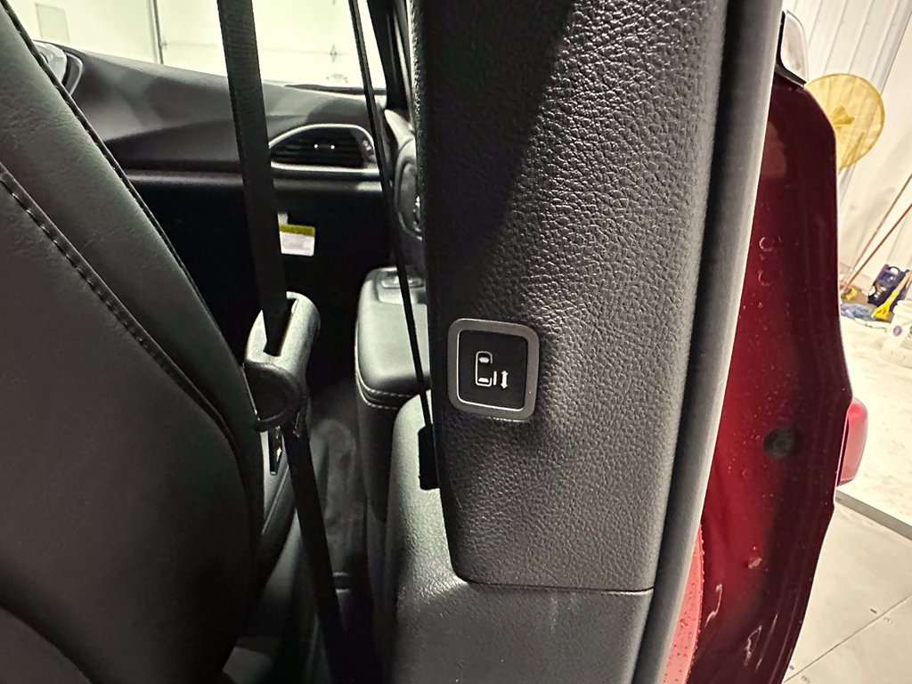 Used 2027 Red Chrysler Wheelchair Accessible-LX image 28