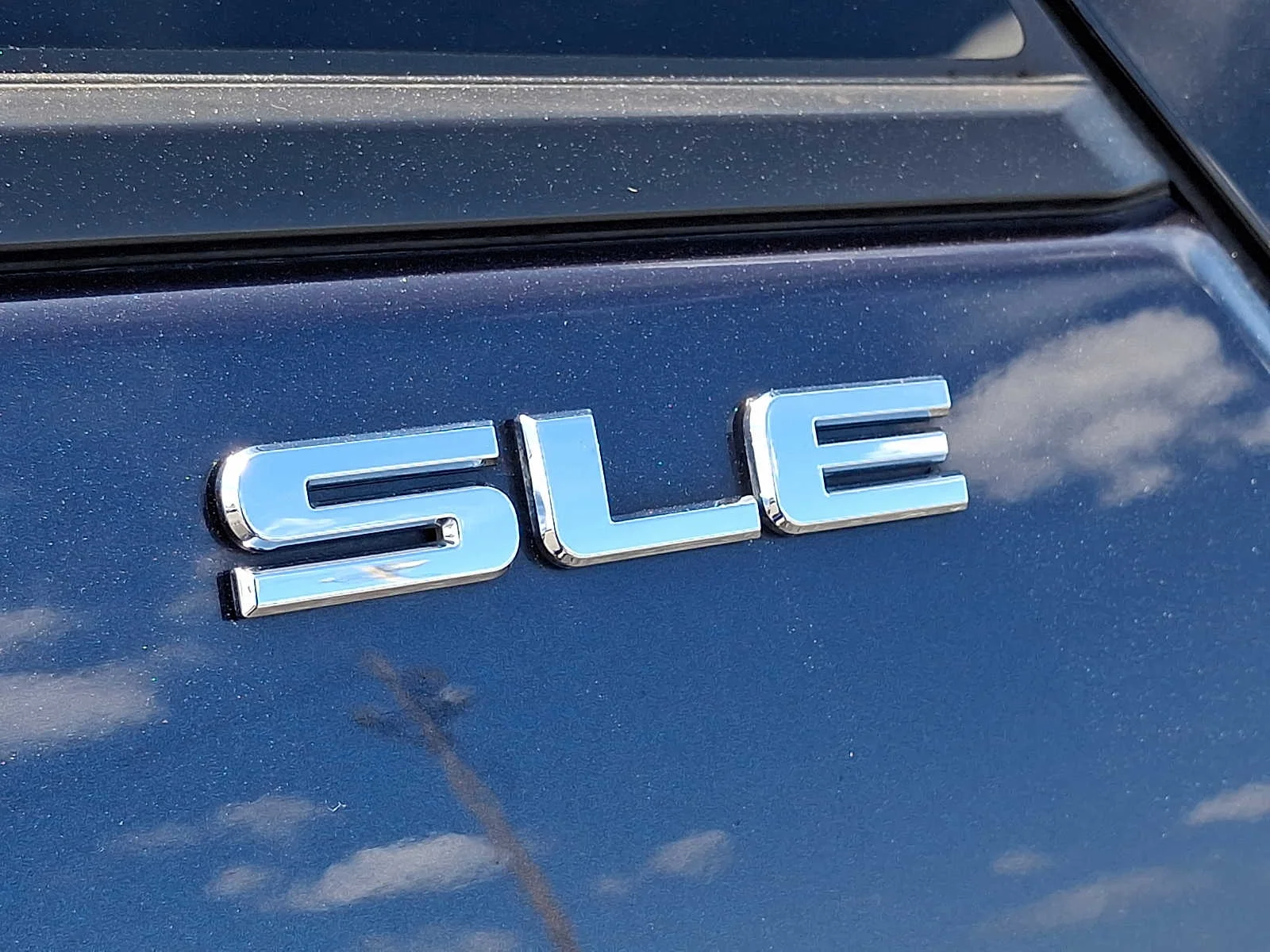 Used 2019 BLUE STEEL METALLIC GMC SLE image 30