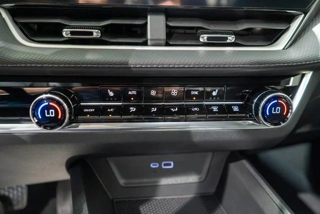 New 2027 Summit White Chevrolet LT image 21