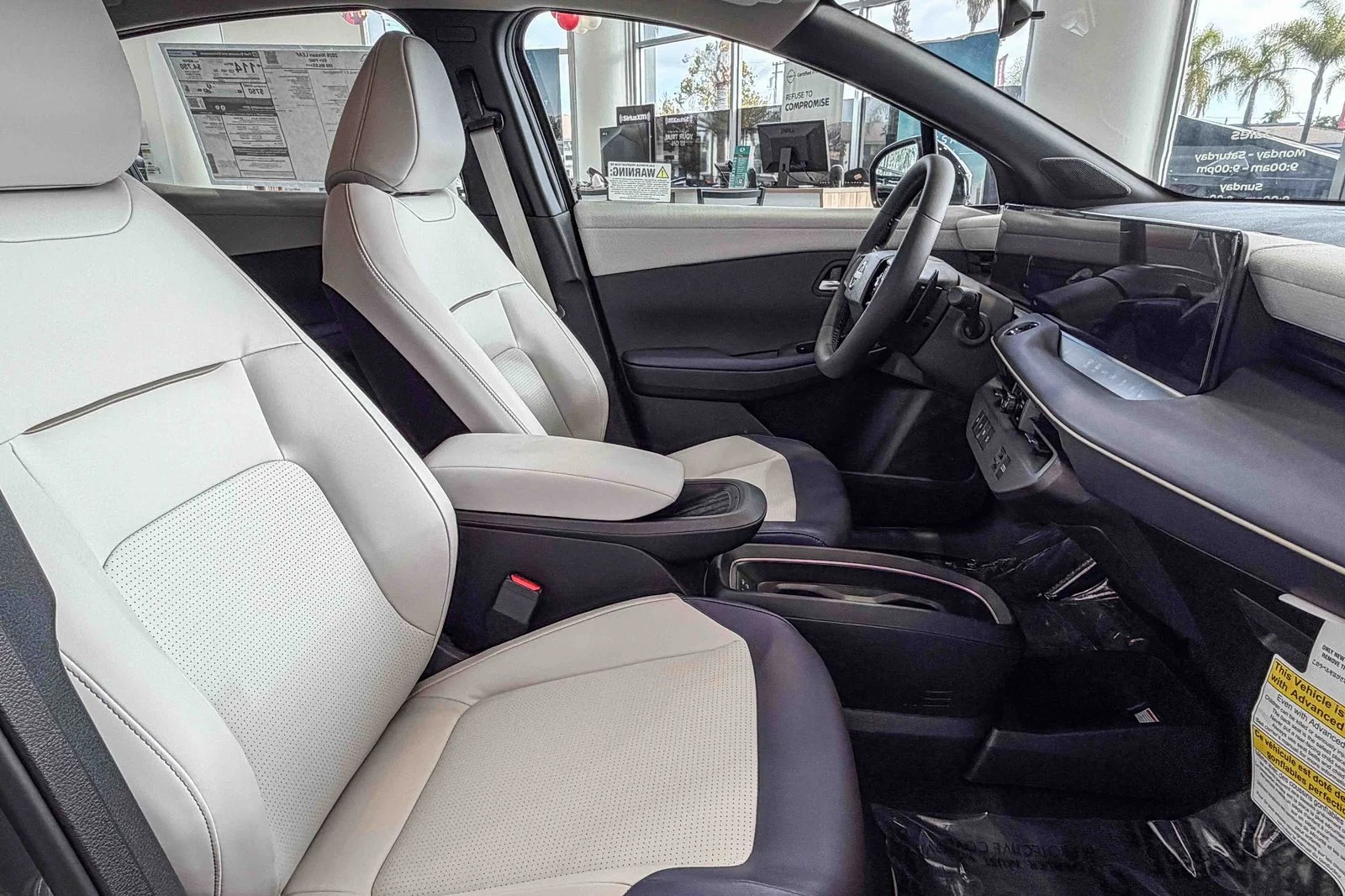 New 2026 Everest White Pearl TriCoat / Super Black Two-tone Nissan SV+ image 17