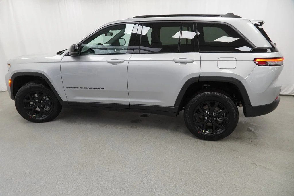 New 2026 Silver Zynith Exterior Paint Jeep Altitude image 14