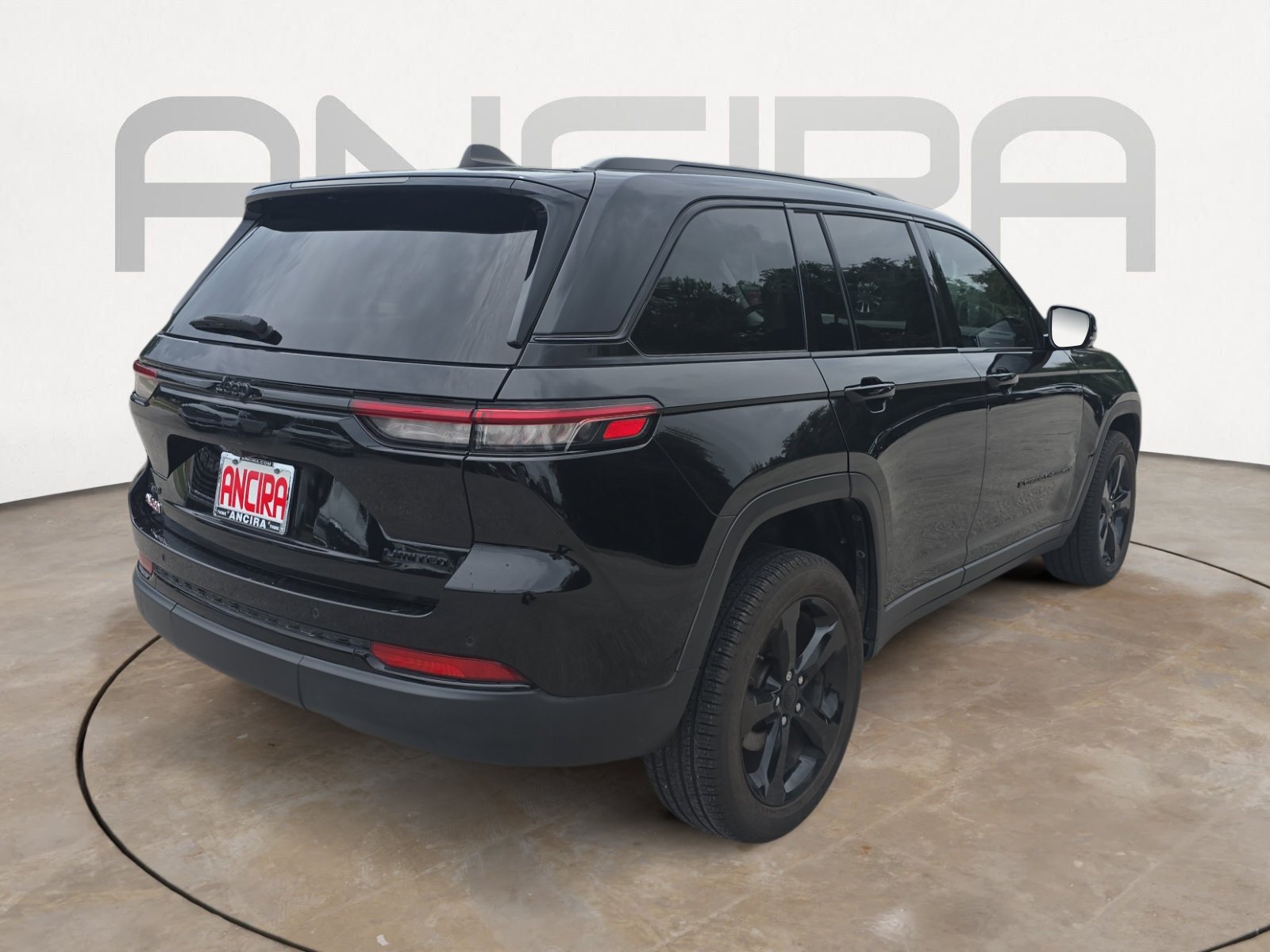 Used 2023 Diamond Black Crystal Pearlcoat Jeep Limited image 9