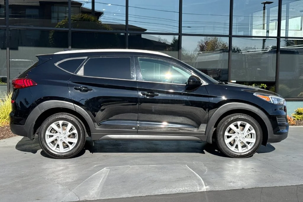 Used 2020 Noir Hyundai Value image 3