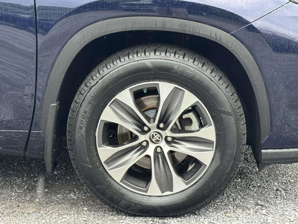 Used 2023  Toyota XLE image 12