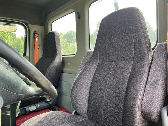 Used 2015  Freightliner Day-Cab image 9