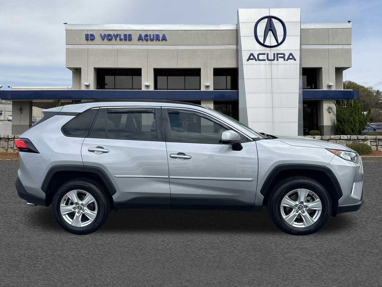 Used 2020 Silver Sky Metallic Toyota XLE image 4