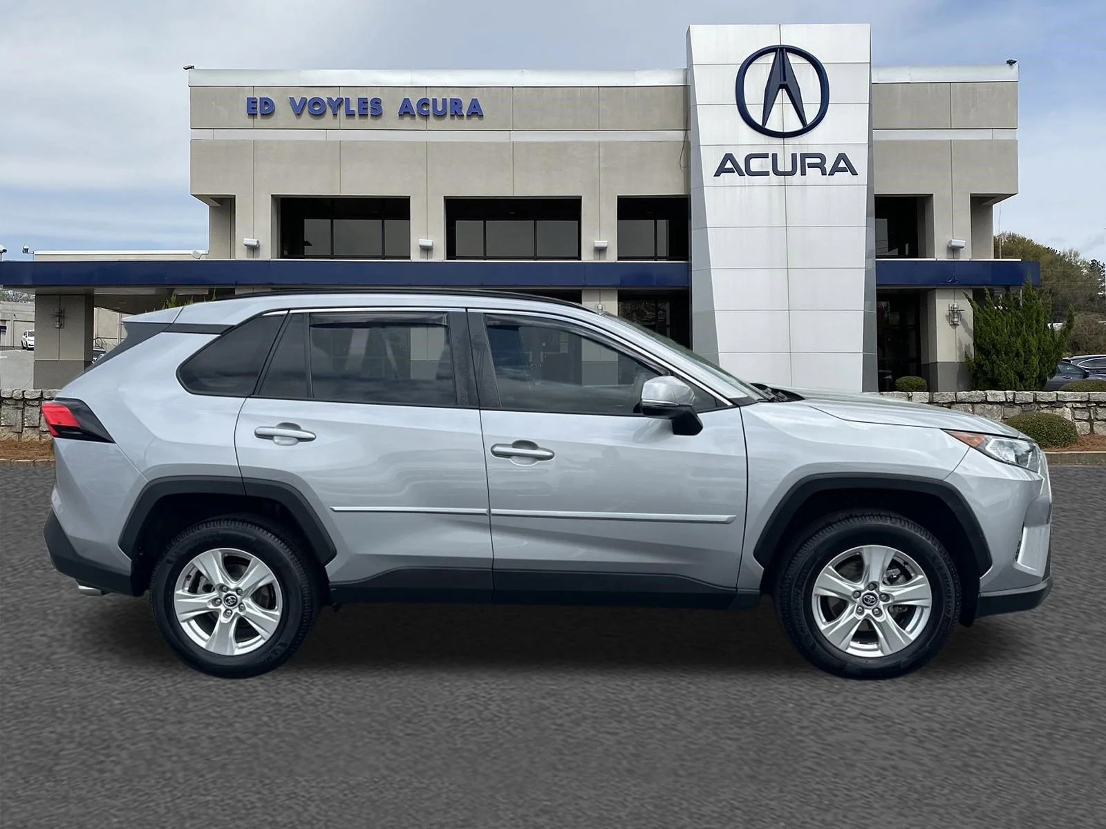 Used 2020 Silver Sky Metallic Toyota XLE image 4