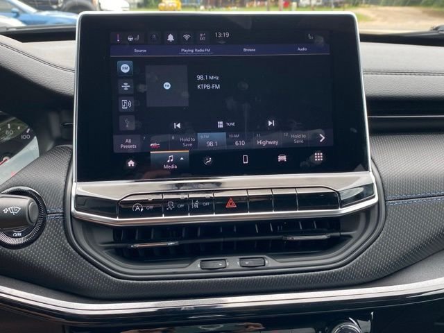 New 2026 Diamond Black Crystal Pearl-Coat Exterior Paint Jeep Latitude image 19