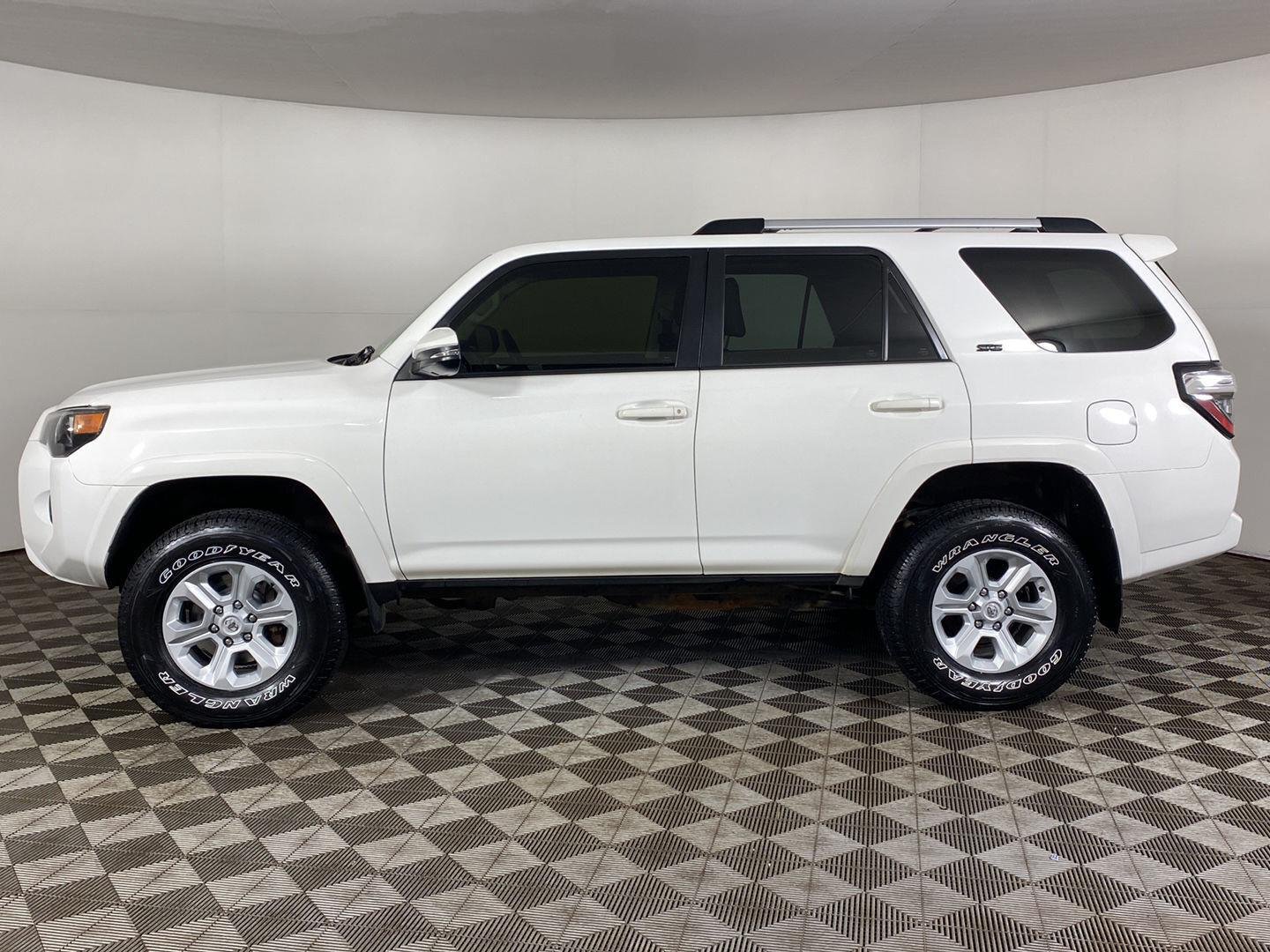 Used 2022 Super White Toyota SR5 Premium image 29
