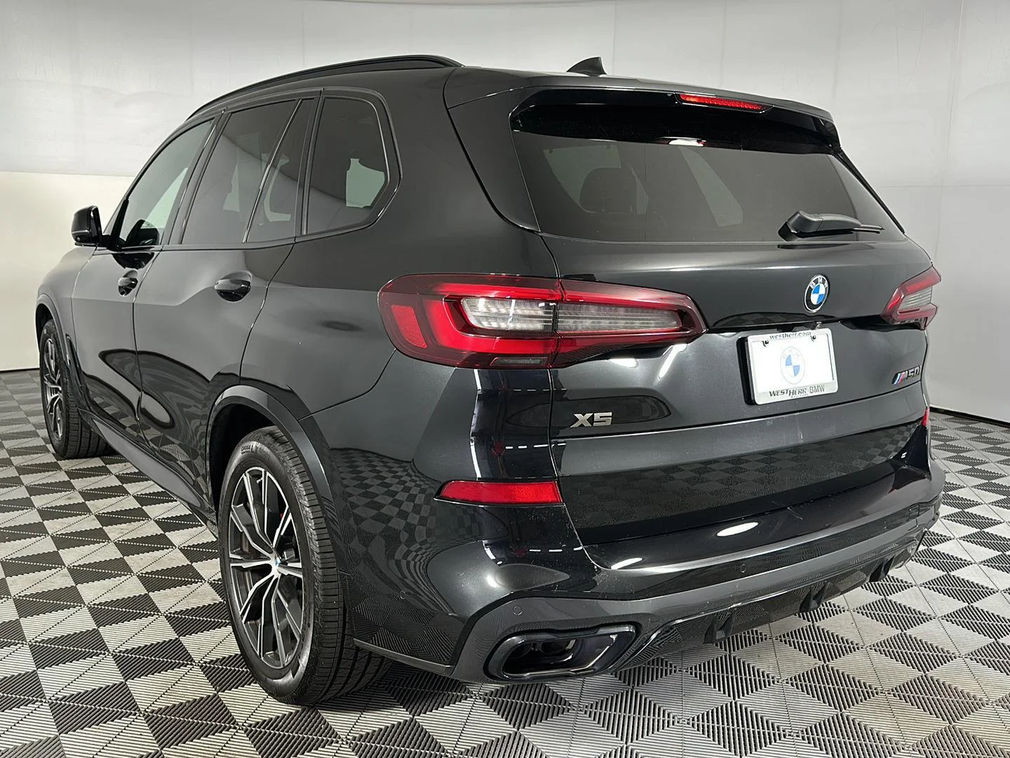 Used 2022 Black Sapphire Metallic BMW M50i image 27