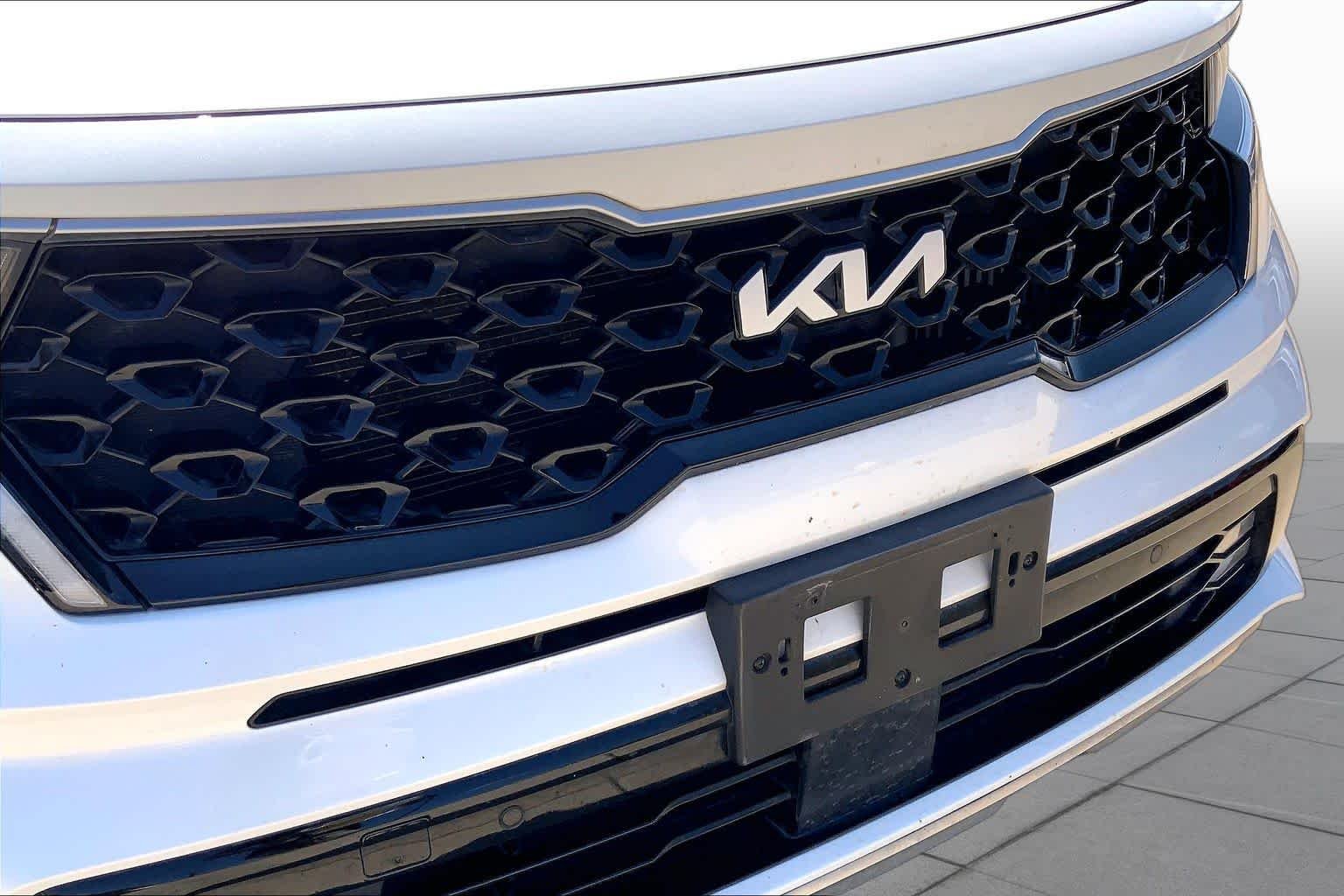 Used 2024 Snow White Pearl Kia EX image 30