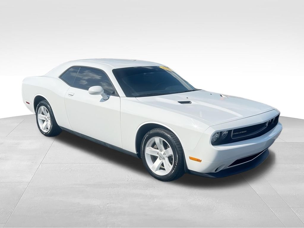 Used 2014 White Dodge SXT image 2