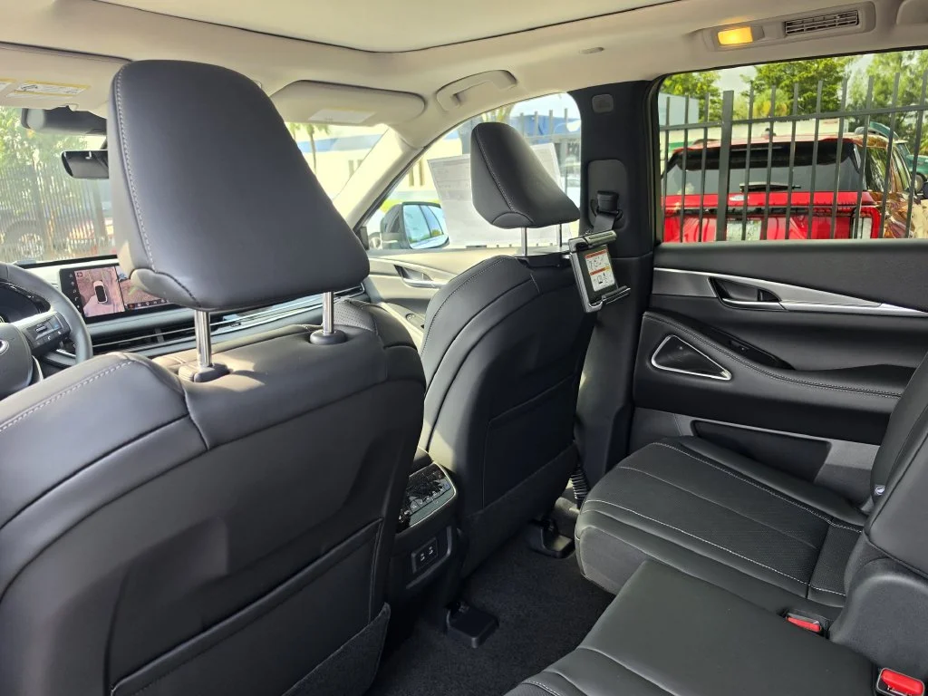 New 2027 RADIANT WHITE INFINITI Luxe AWD image 10