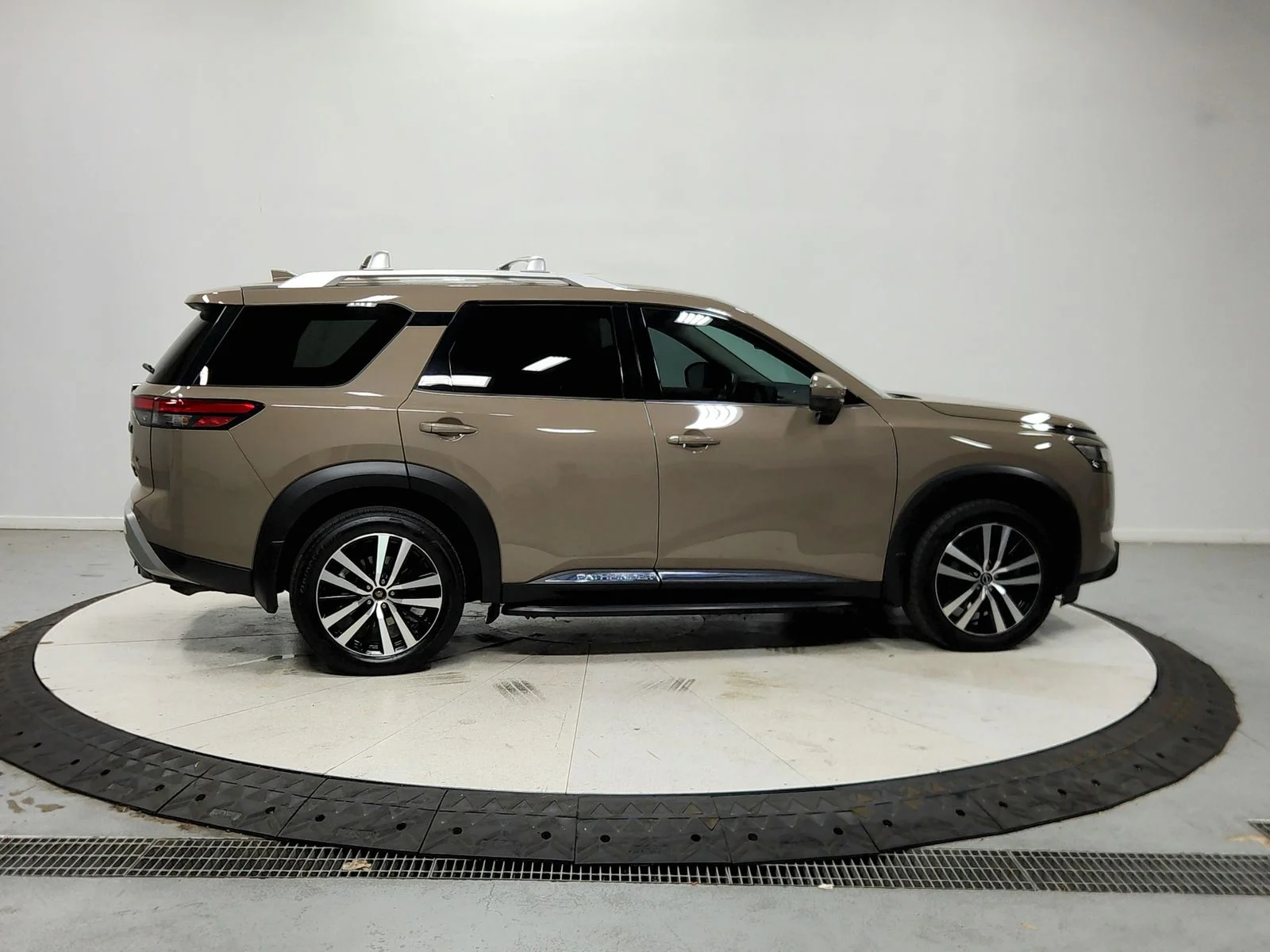 Used 2023  Nissan Platinum image 9