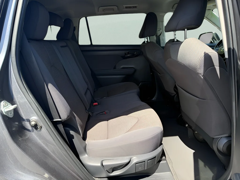 2023 Toyota Highlander LE - Photo 13