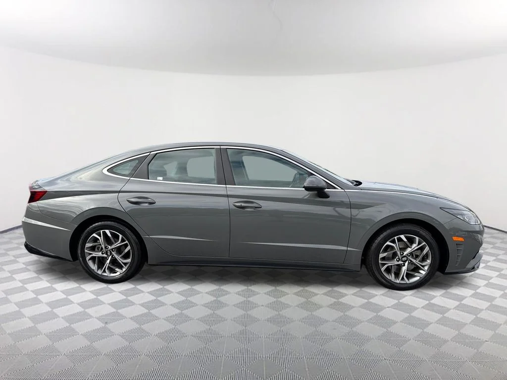 Used 2022 Gray Hyundai SEL image 4
