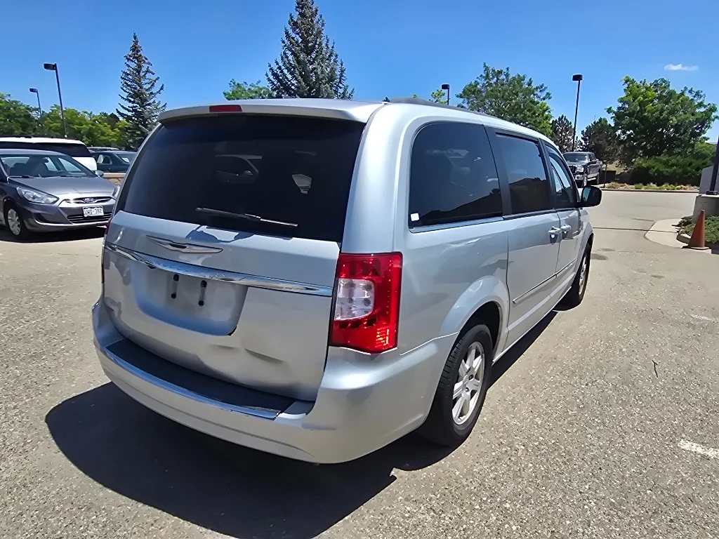 Used 2011 Bright Silver Metallic Clearcoat Chrysler Touring image 15