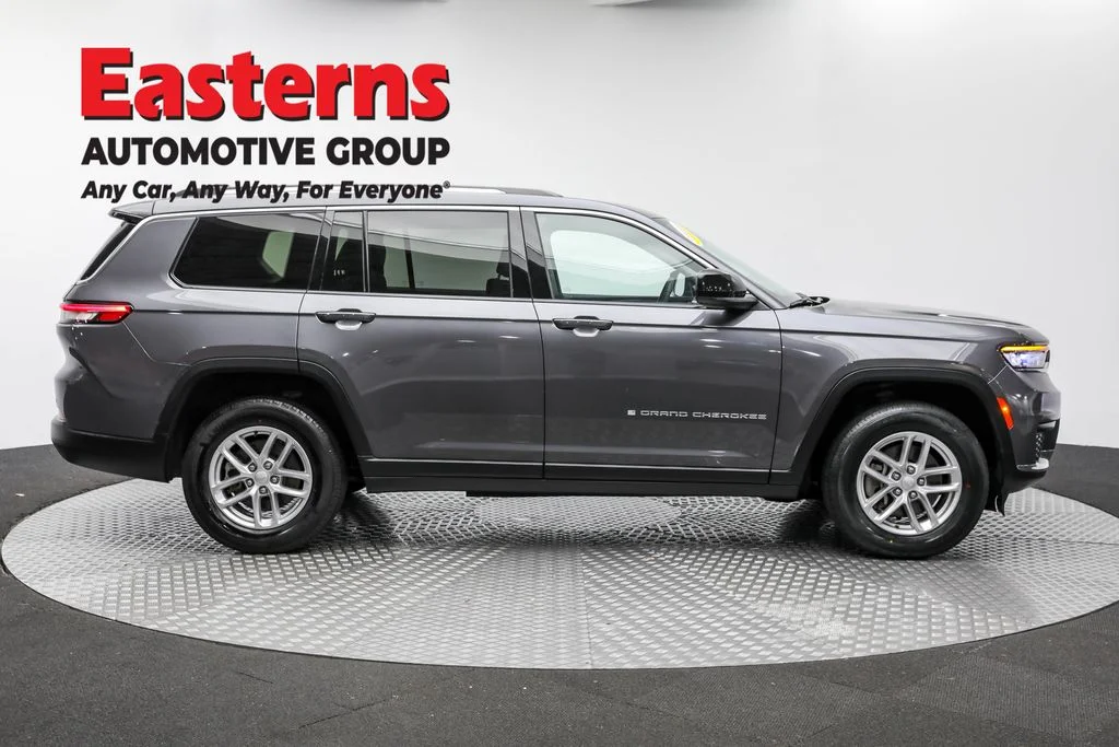 Used 2023 Gray Jeep Laredo image 4