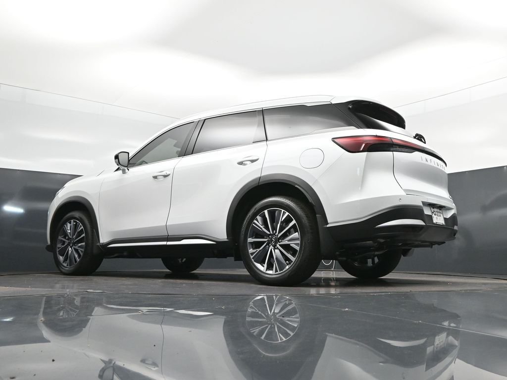 New 2026 RADIANT WHITE INFINITI Luxe FWD image 36