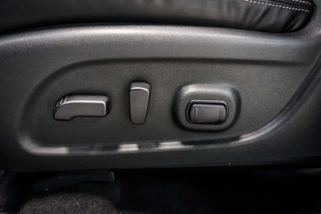 Used 2023 Gray Nissan SV image 7