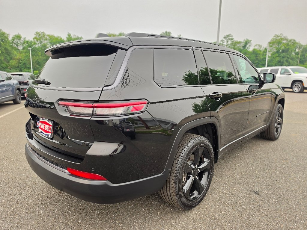 Used 2026 Diamond Black Crystal Pearl Coat Jeep Limited image 22