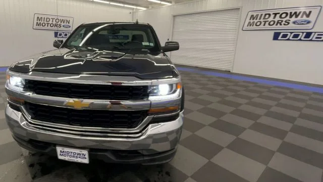 Used 2019 Graphite Metallic Chevrolet LT image 3