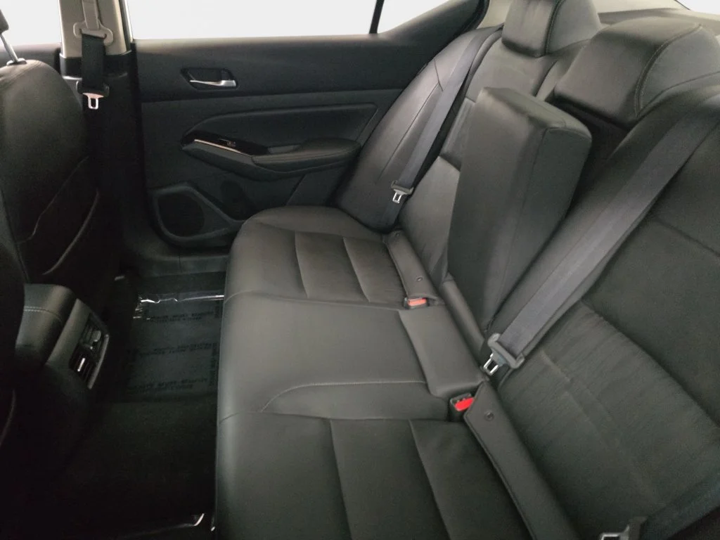 Used 2020 White Nissan 2.5 SL image 16