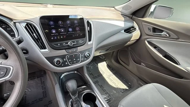 Used 2025 Summit White Chevrolet 1LT image 24