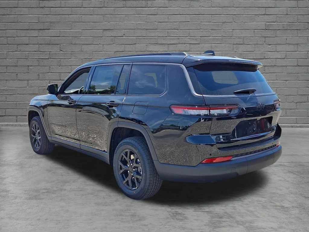 New 2026 Diamond Black Crystal Pearlcoat Jeep Laredo Altitude image 6