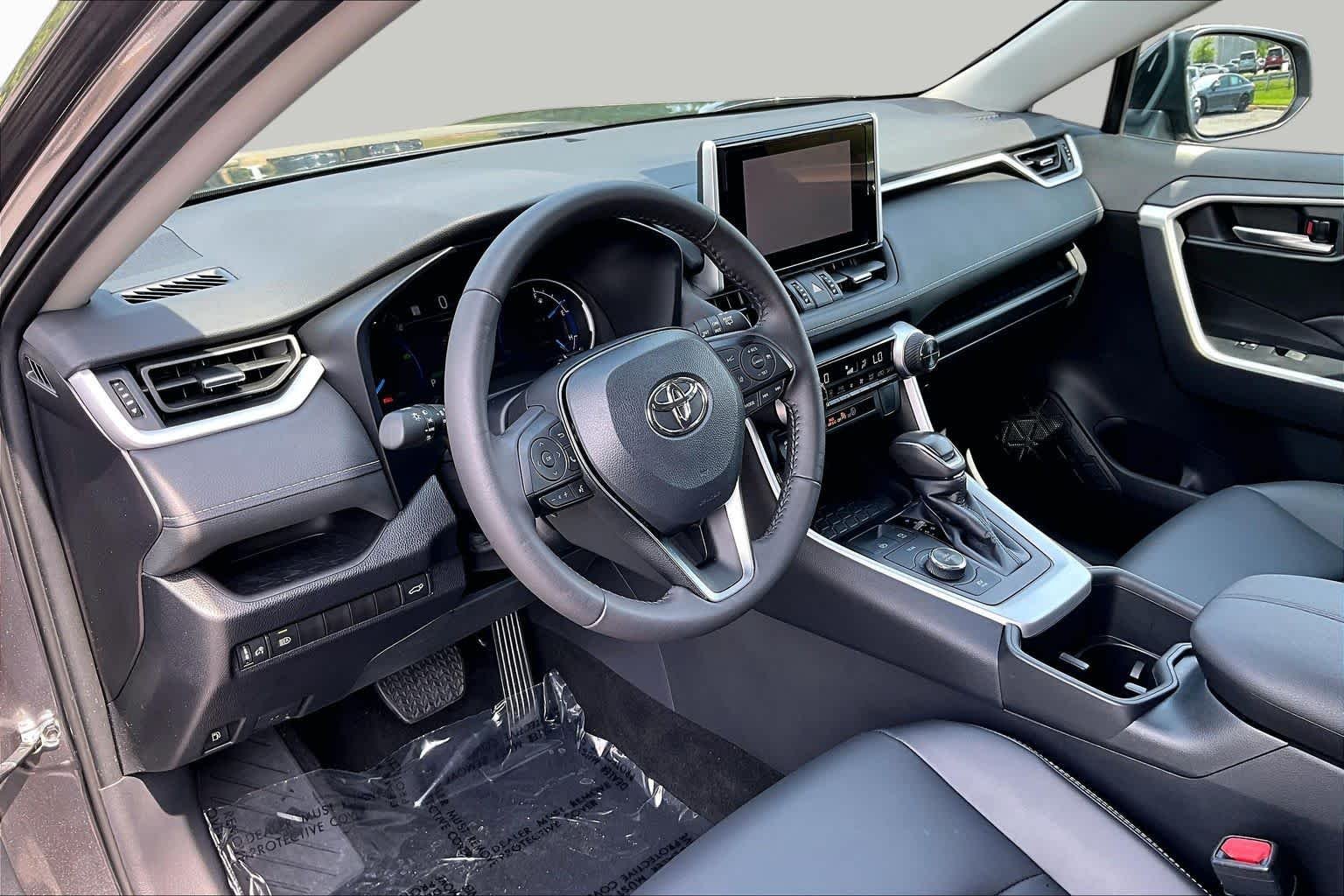 Used 2024 Magnetic Gray Metallic Toyota Hybrid XLE Premium image 18
