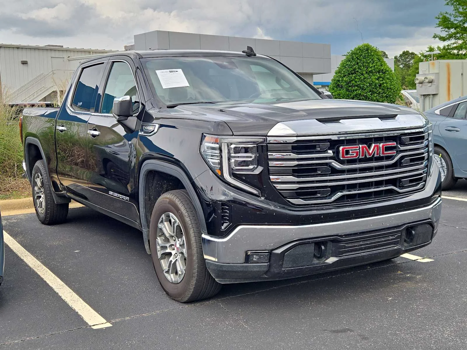 2025 GMC Sierra 4WD Crew Cab Short Box SLT's photo