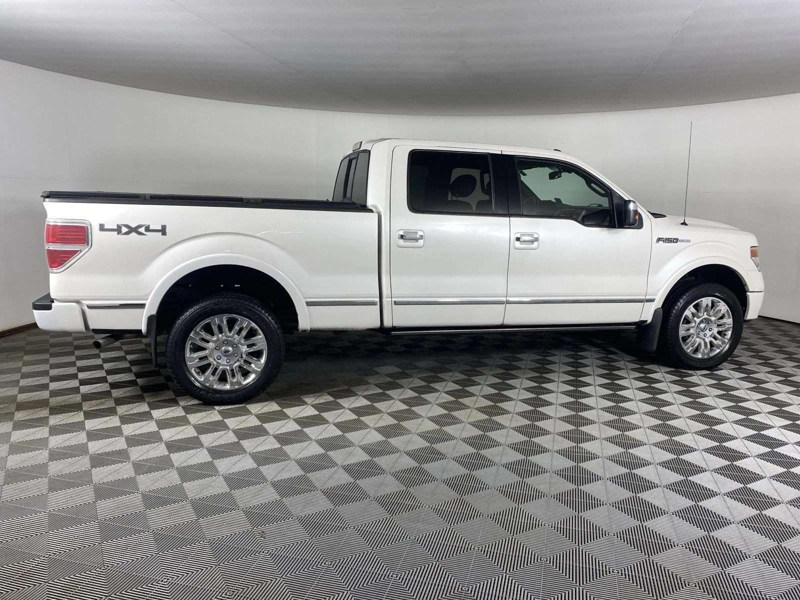 Used 2014 White Platinum Metallic Tri-Coat Ford  image 18
