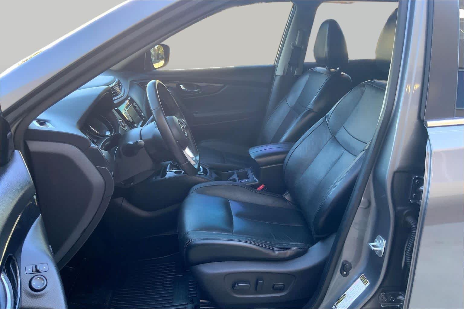 Used 2018 Gun Metallic Nissan SL image 8
