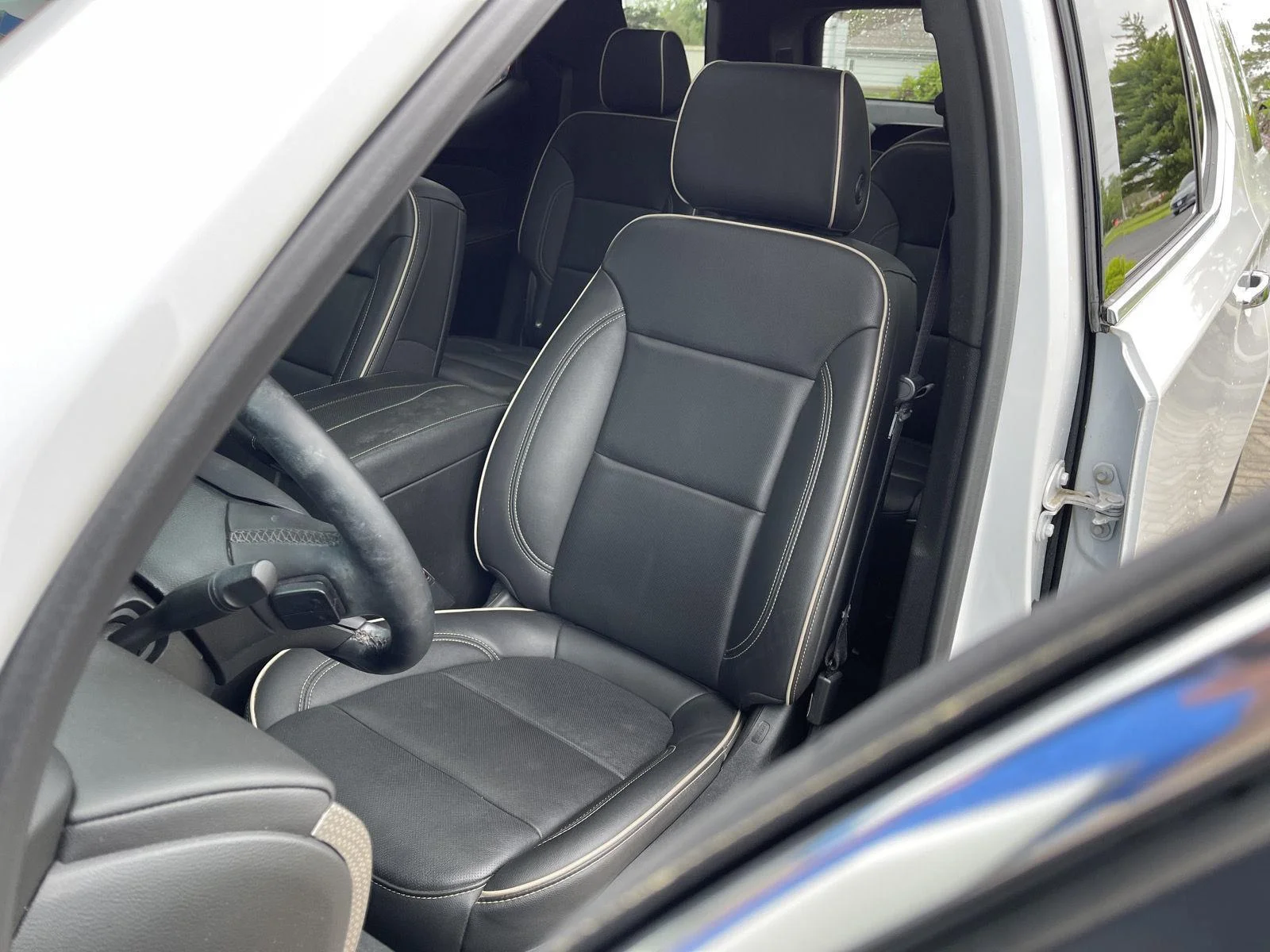 Used 2023 Iridescent Pearl Tricoat Chevrolet Premier image 16