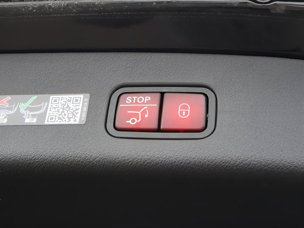 Used 2026 Obsidian Black Metallic Mercedes-Benz GLC 300 image 18