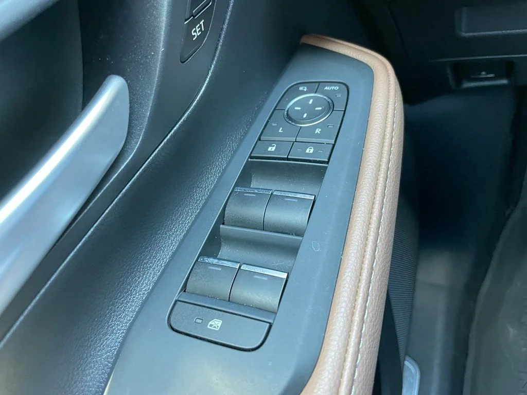 Used 2025 White Toyota MAX Platinum image 24