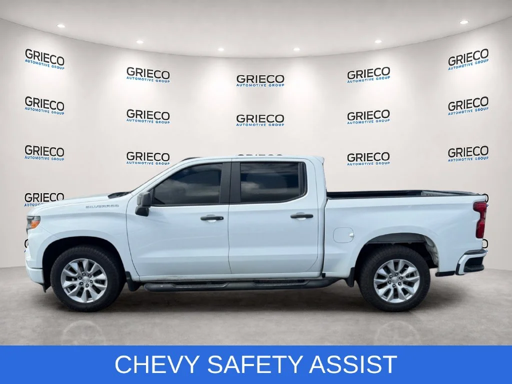 Used 2022 White Chevrolet Custom image 4