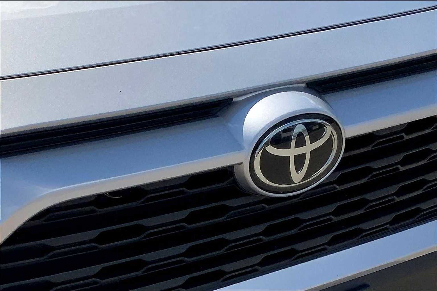 Used 2022 Silver Sky Metallic Toyota XLE Premium image 29