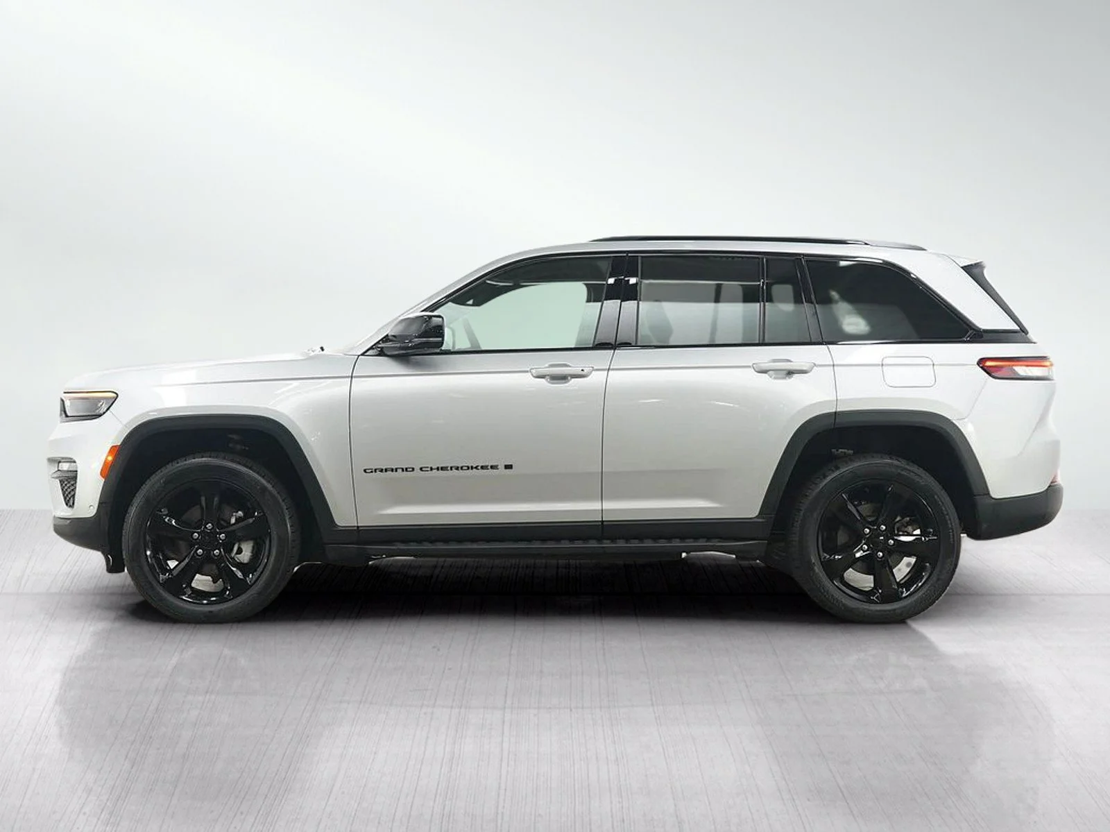 Used 2024 Silver Zynith Jeep Limited image 2