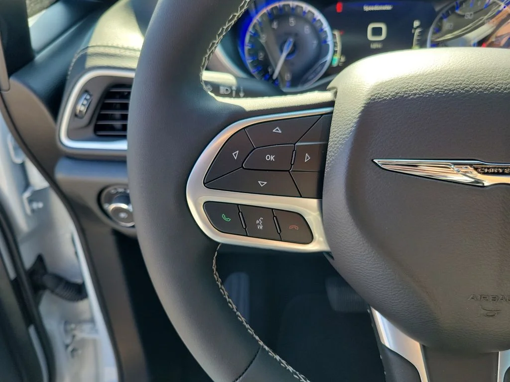 New 2025 Bright White Clear-Coat Exterior Paint Chrysler Select image 12