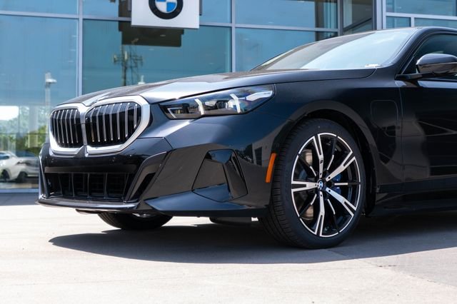 New 2027 Black Sapphire Metallic BMW 550e xDrive image 6